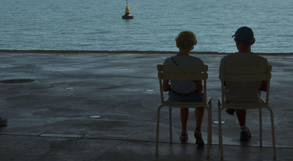 新港用户故事丨老张的晚年课题：一间房子里的生命重量